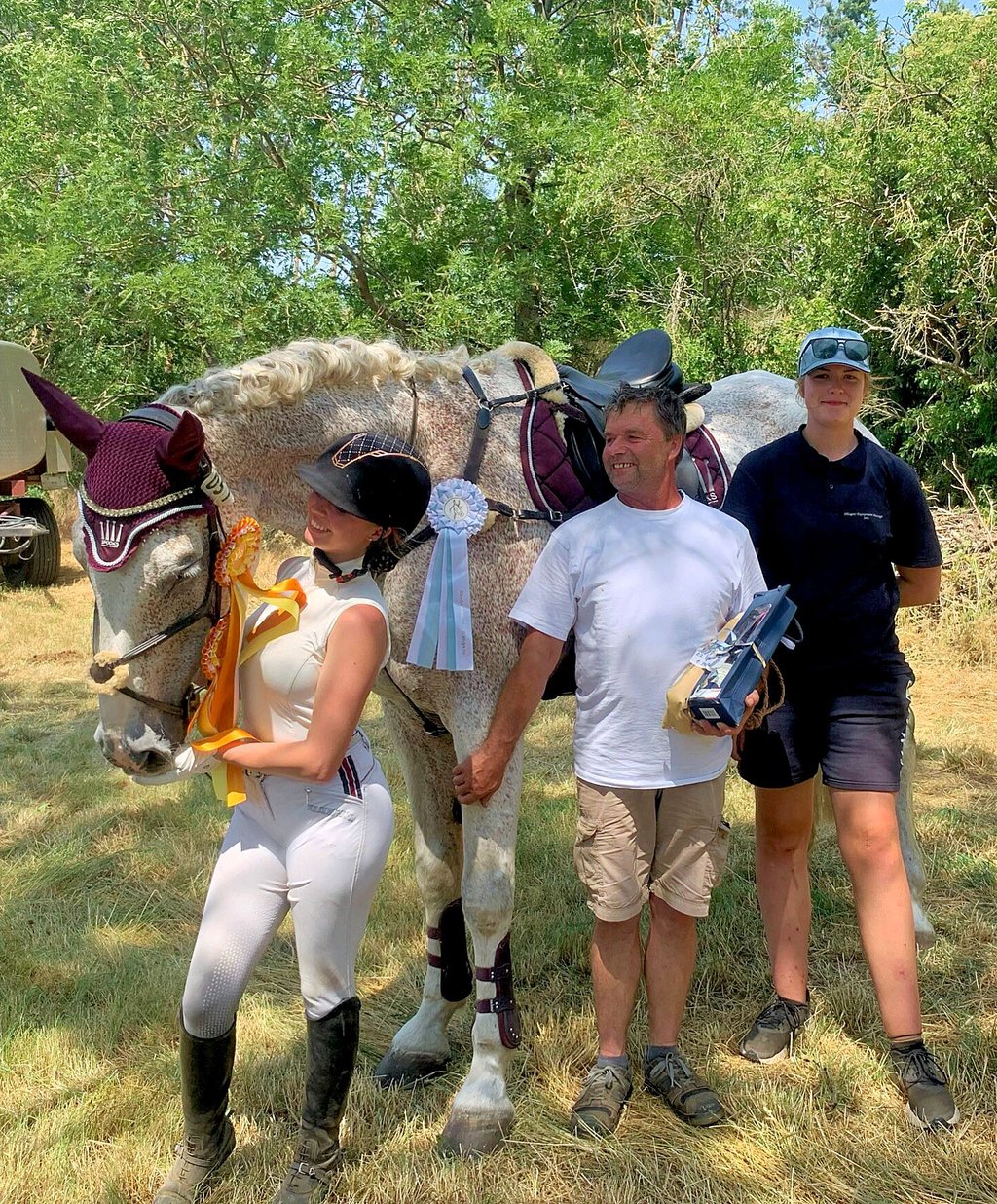 Nur im Team kann man erfolgreich reiten. Emelie Göthling aus Etzoldshain wird bei Turnieren von ihrem Vater Sven Göthling und ihrer Freundin Josefine Nix begleitet.