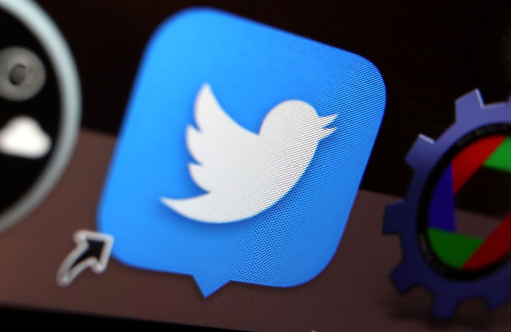 Das Logo der Nachrichten-Plattform Twitter ist auf dem Display eines Laptops zu sehen.