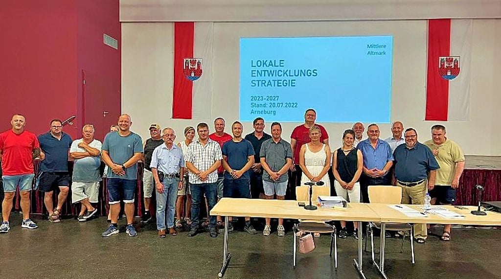 Die Aktionsgruppe „Mittlere Altmark“ um Karsten Rottstädt (4. v. r.) hat in Arneburg ein Leader-Strategiepapier beschlossen.