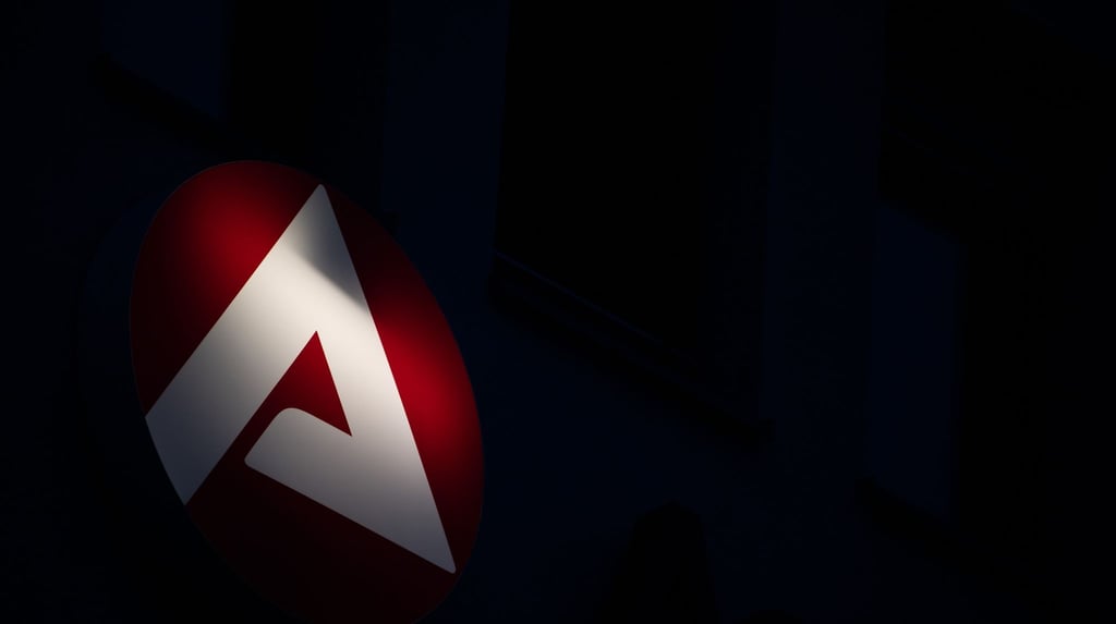 Das Logo der Bundesagentur für Arbeit leuchtet.