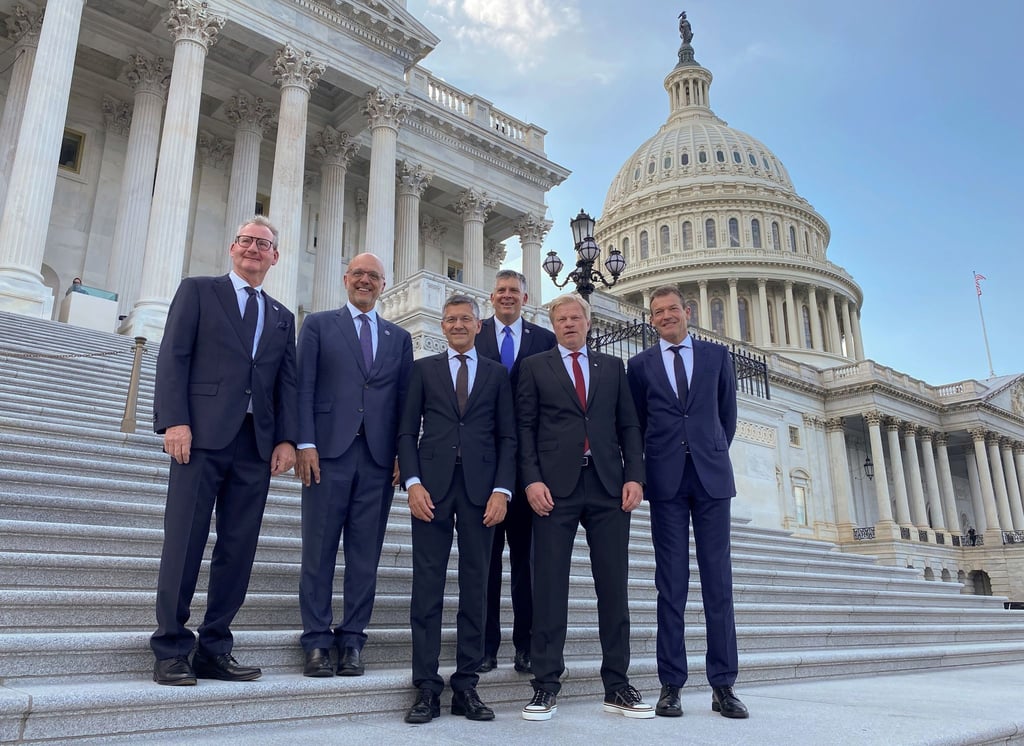 Führungspersonal des FC Bayern München und US-Kongressabgeordnete vor dem Kapitol in Washington.
