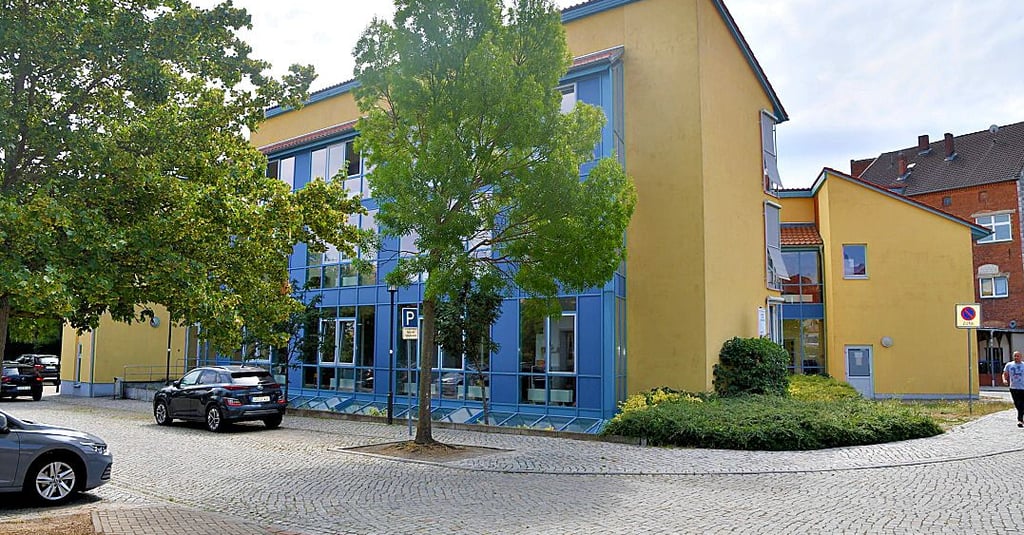 Das Haus II der Stadtverwaltung. Auf den Pultdächern des neuen Anbaus wollte die Stadt 94 Solarmodule installieren lassen. Der Kreis hat das aus Denkmalschutzgründen abgelehnt.