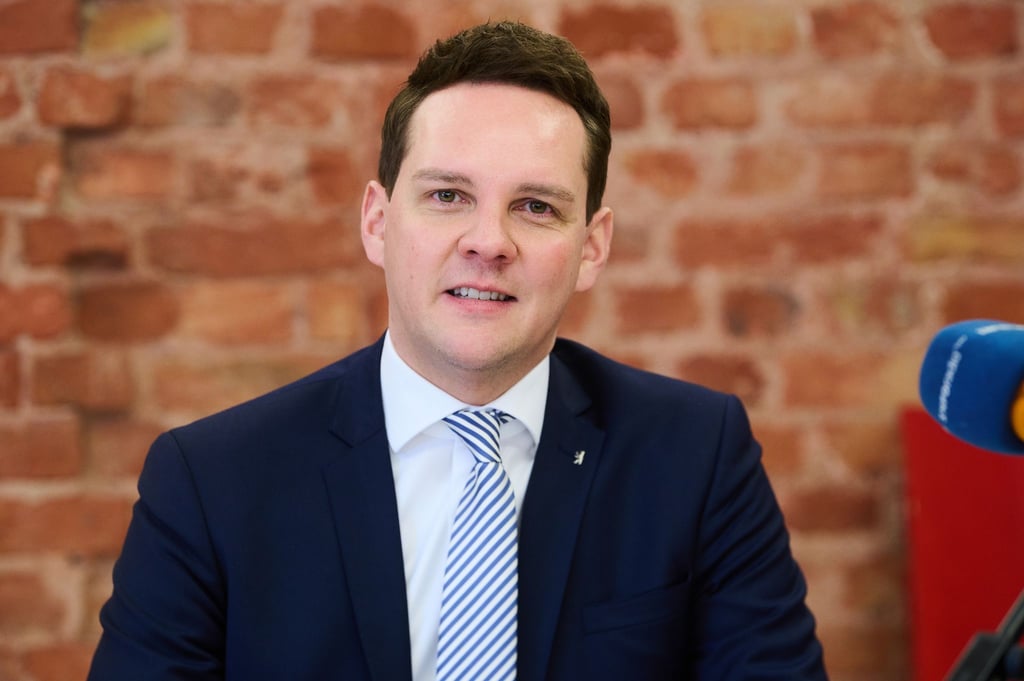 Alexander Slotty, Staatssekretär für Bildung, spricht.