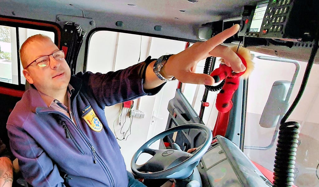 Mit dem Funk zwischen Einsatzkräften kennt sich Sebastian Petrusch aus. Digitalfunk gehört zu seinen Aufgaben als stellvertretender Kreisbrandmeister.