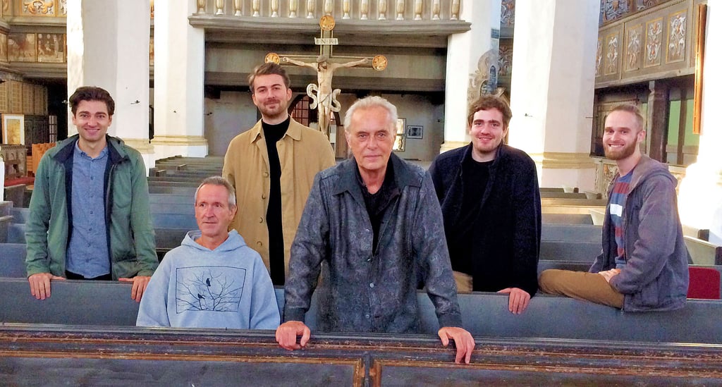 „Lift“ kommt mit ehemaligen Sängern des Dresdener Kreuzchors nach Wittenberg, hier im Bild (von links): Lucas Reis, André Jolig, Moritz Schlenstedt, Werther Lohse, Joan Vincent Hoppe und Alexander Deke. Am 7. August sind sie in der Stadtkirche mit dem Projekt „Am Abend mancher Tage“ zu erleben.