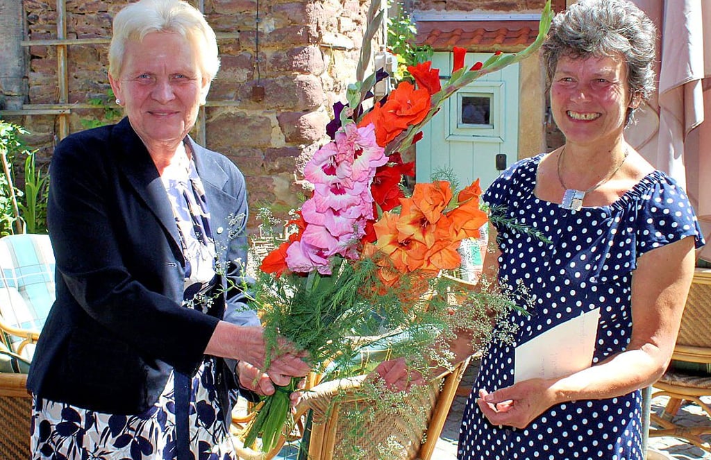 Herrlich bunte Gladiolen aus dem Garten hatte Bürgermeisterin Steffi Trittel (links) für Marion Schnitzler gepflückt.
