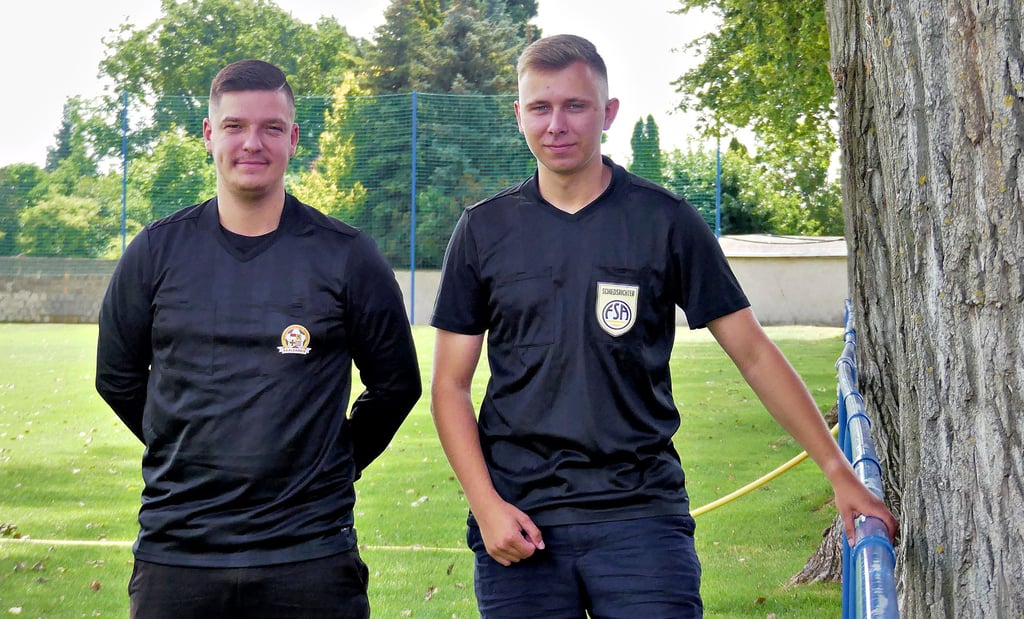 Lukas Berrang und Niklas Schimpf standen auch schon als Spieler auf dem Feld. Nun leiten sie die Partien als Schiedsrichter.