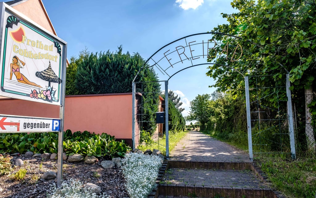 Das Freibad in Cobbelsdorf wird teilweise saniert.