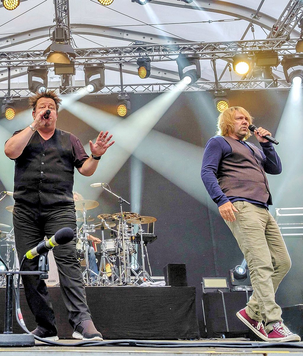 „Die Prinzen“, hier Sebastian Krumbiegel und Tobias Künzel im Vordergrund, sind am Sonnabend wie 2017 (Foto)  wieder auf der Wittenberger Schlosswiese zu erleben.  