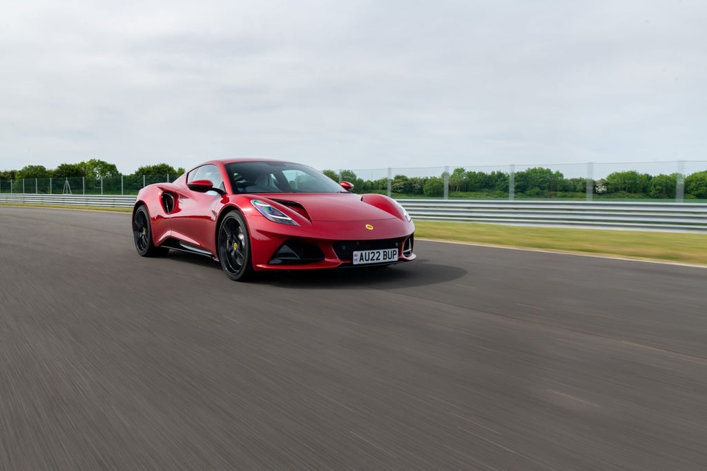 Flottes Gefährt: Der Lotus Emira läuft maximal 290 km/h.