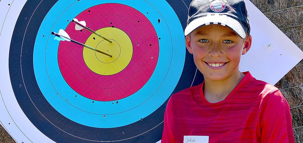 Treffsicher wie Held Robin Hood: Jacob stellt sich als echtes Talent beim Bogenschießen heraus.