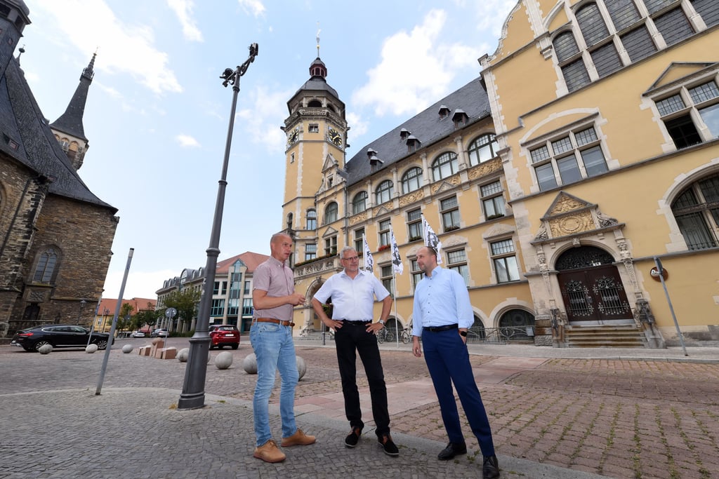 Energie wird deutlich teurer: David Rieck, OB Bernd Hauschild und Rober Schreiber (v.l.) diskutieren vor dem Köthener Rathaus.