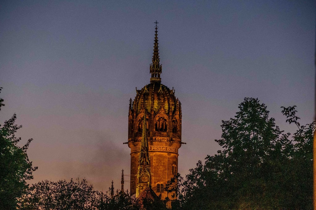 Die Schlosskirche ist eine von zwei Sehenswürdigkeiten, die die Stadt von der Dämmerung bis Mitternacht anstrahlt. Das soll sich ändern.