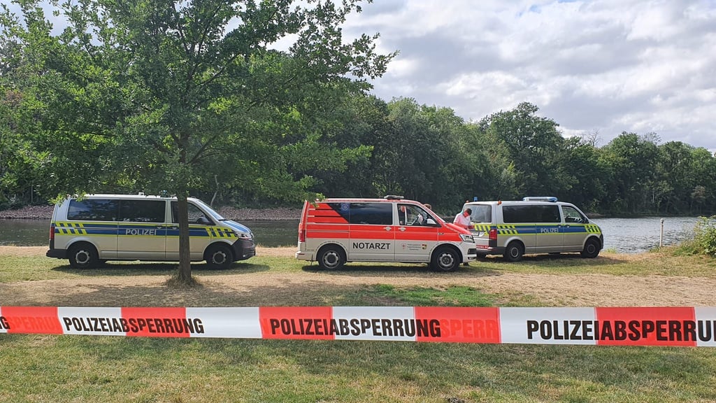 Der Saalestrand ist abgesperrt, weil dort eine Leiche im Wasser gefunden wurde.