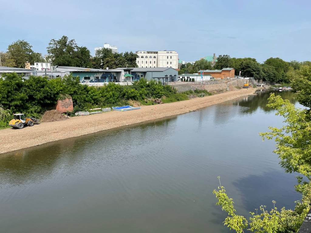 Am Ufer der Magdeburger Zollelbe in Höhe der Kanuten-Trainingsstätte ist eine vorübergehende Baustraße angelegt worden.