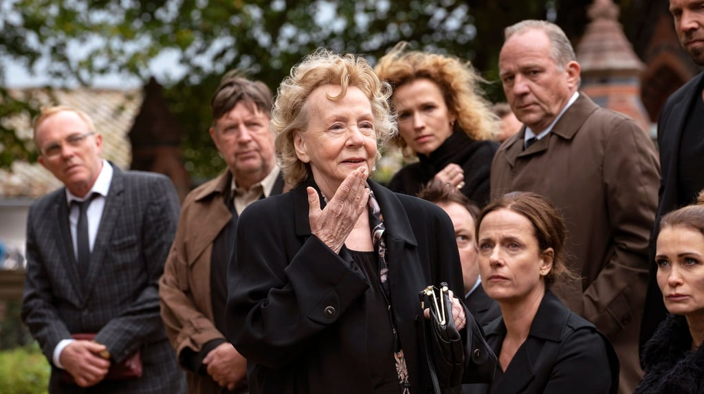 Patrick König (Dirk Martens, l-r), Klaus Richter (Jörg Gudzuhn), Hildegard (Christine Schorn), Lola Bäuerlein (Adina Vetter), Frank Dietze (Uwe Preuss) und Sabine (Claudia Michelsen, unten, 2.v.r.) und Anna (Anja Kling) in einer Szene des Films „Das Begräbnis - Jetzt wird gelebt“.