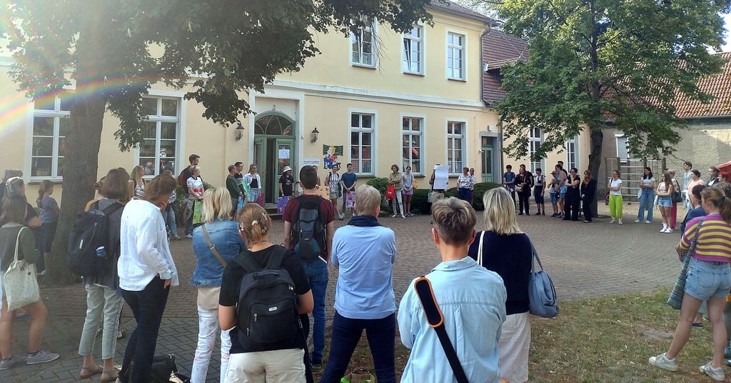 Beim Morgenappell am ersten Tag der Sommerschule in Wust stellten sich die Dozenten mit ihrem Programm und ihren Workshops vor. Die 70 Teilnehmer kommen aus Nah und Fern, um Englisch zu lernen.