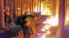 Bei einem Waldbrand im brandenburgischen Beelitz in diesem Jahr legen Feuerwehrleute ein Gegenfeuer an. 