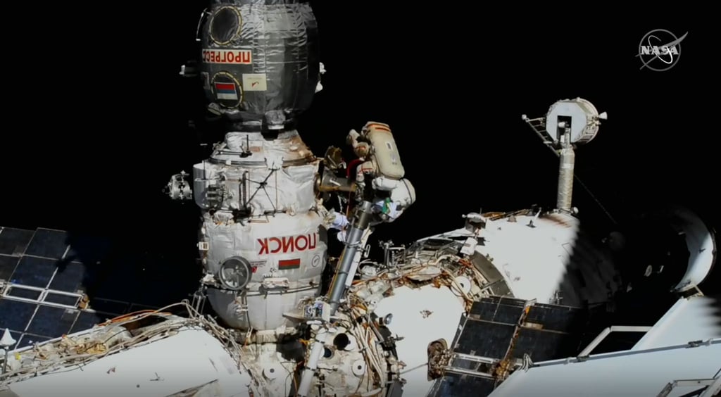 Der russische Kosmonaut Oleg Artemjew und seine italienische Kollegin Samantha Cristoforetti arbeiten bei einem Außeneinsatz an der Raumstation ISS (Screenshot aus einem Nasa-Live-Video).