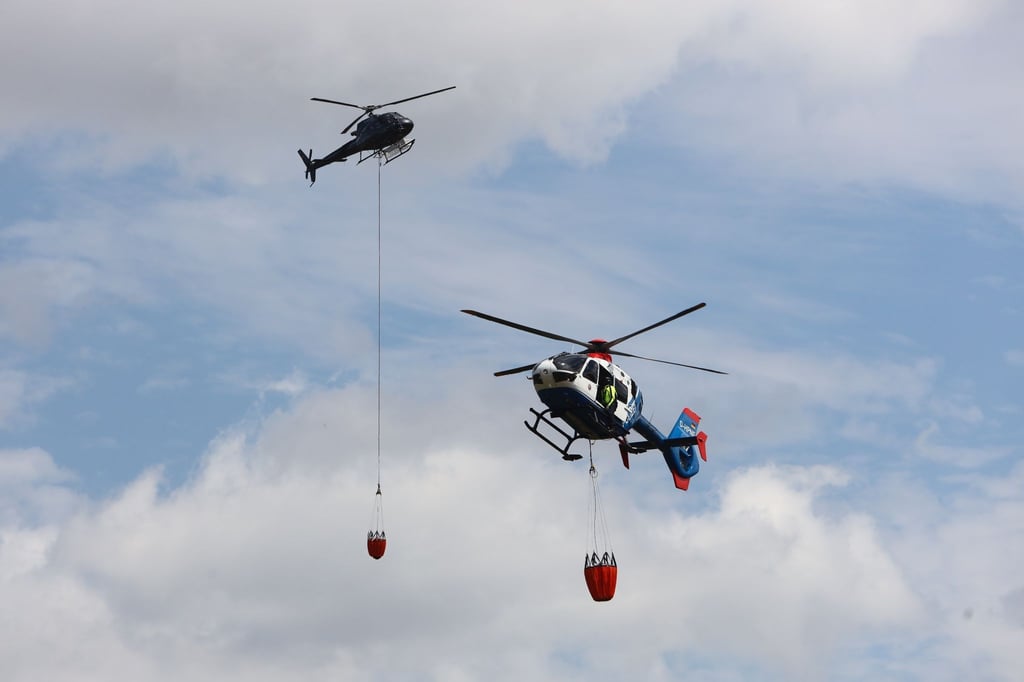Der Polizeihubschrauber Phönix (r) nimmt an einer Waldbrandübung teil: Um in Gefahrenlagen wie den Waldbränden der vergangenen Tagen in vielen Teilen Deutschlands besser gerüstet zu sein, müssen einem Experten zufolge mehr Löschhubschrauber schneller verfügbar sein.