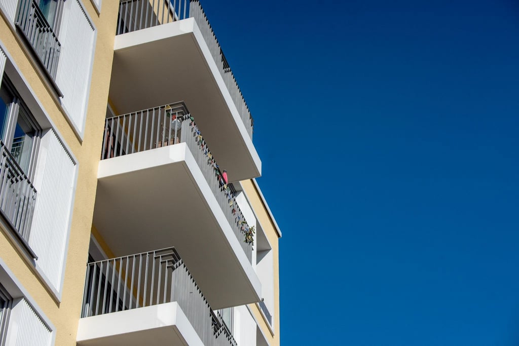 Sturzgefahr: Wer kleine Kinder hat, sollte einen besonderen Blick auf seinen Balkon werfen, um zu vermeiden, dass die Kleinen klettern und in Gefahr geraten.