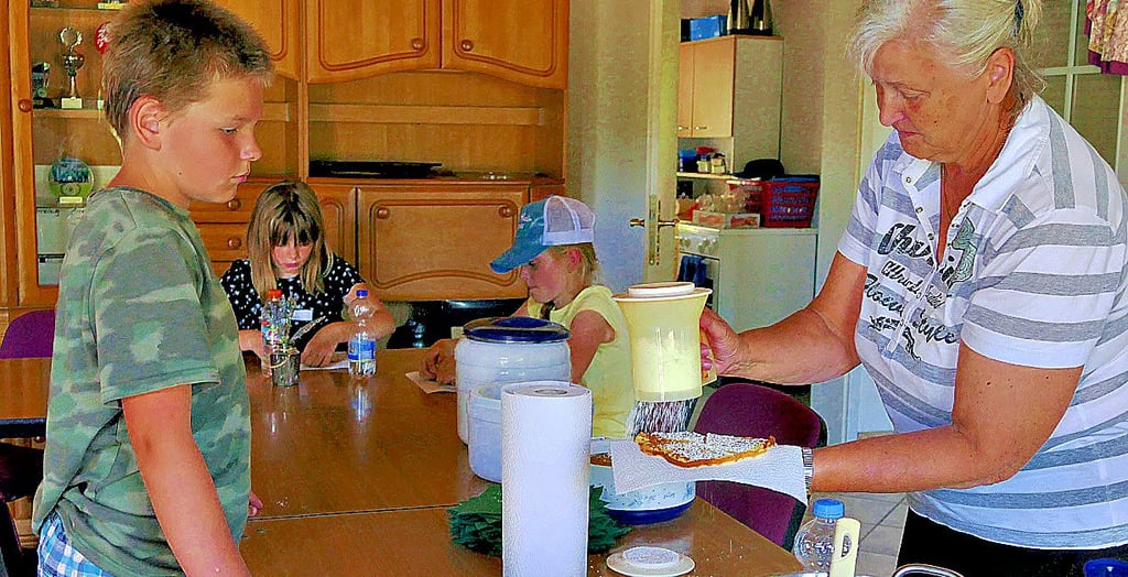 Bei Helga Thäle bekommen die Kinder der Ferienwerkstatt frisch gebackene Waffeln und Sandwiches zum Mittagessen.