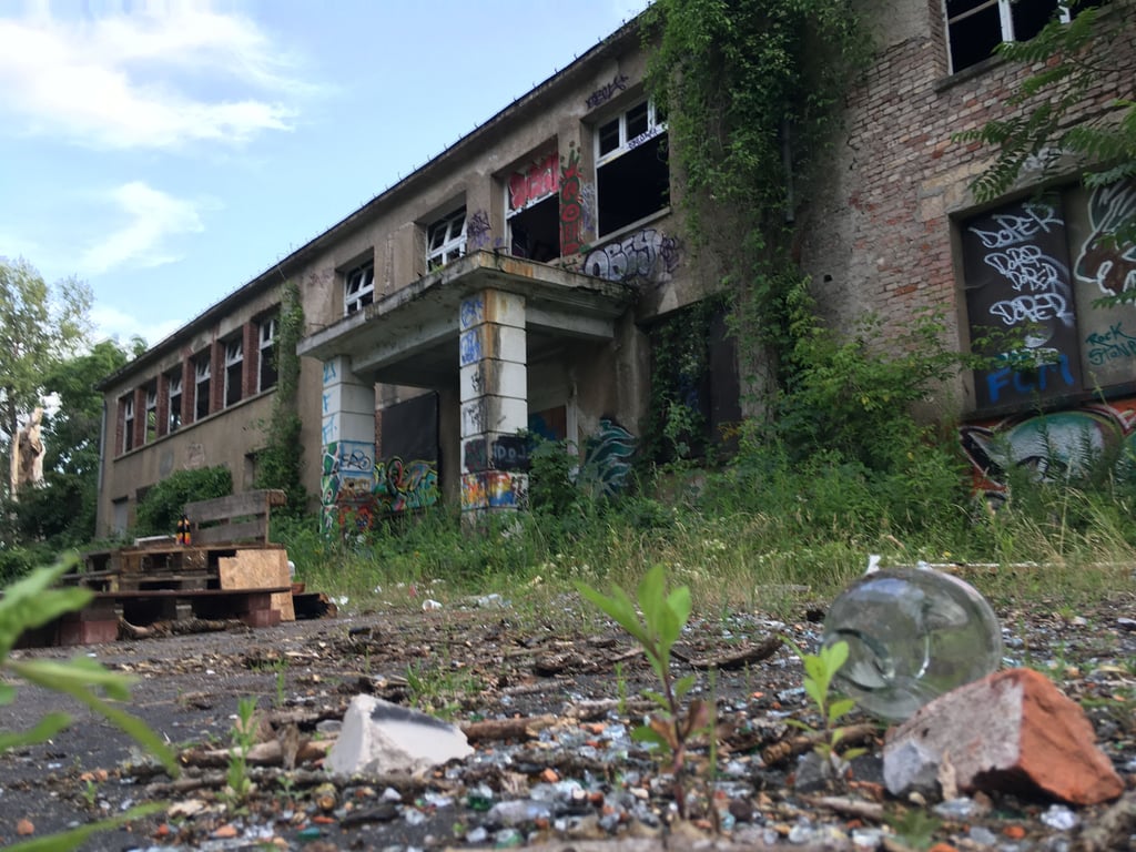 Ein großer Scherbenhaufen am ehemaligen Kulturhaus der Eisenbahner im Stadtpark in Magdeburg.