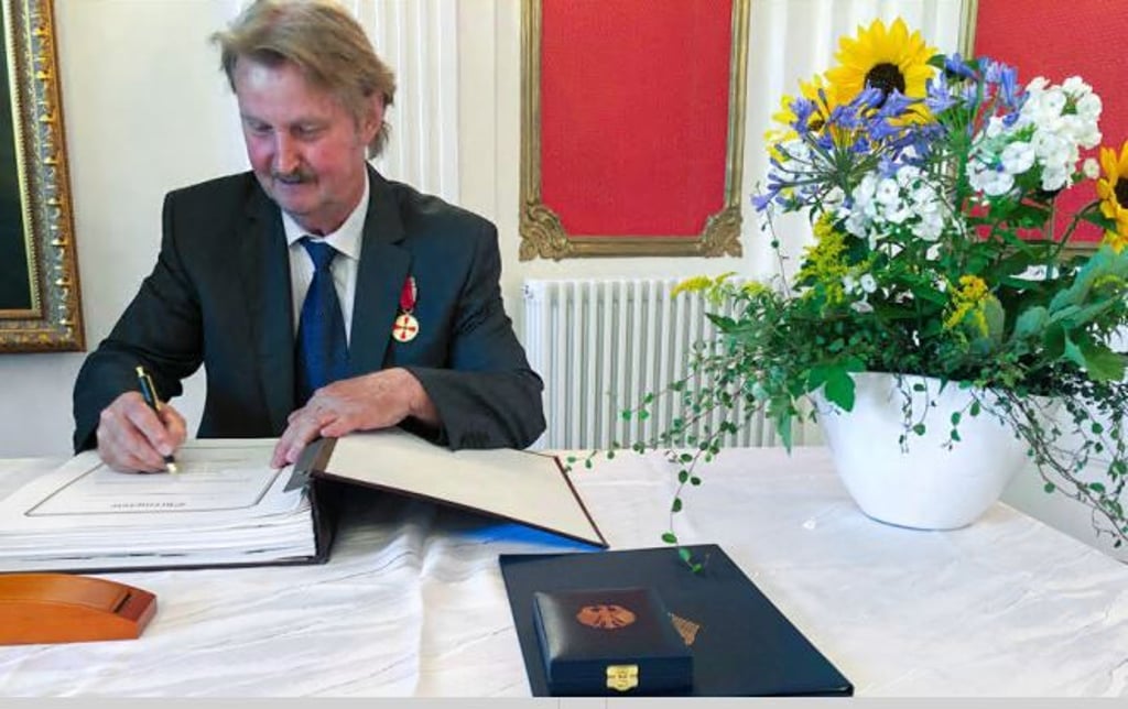 Hubert Schmoranzer beim Eintrag ins Ehrenbuch der Stadt.