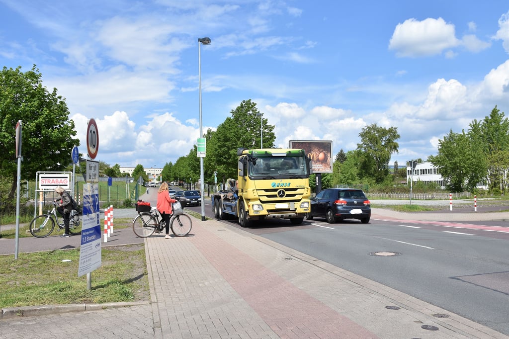 Das Queren der Fahrbahn am Knoten Friedrich-Ebert-Straße/ Gübser Weg in Magdeburg stellt sich schwierig dar.
