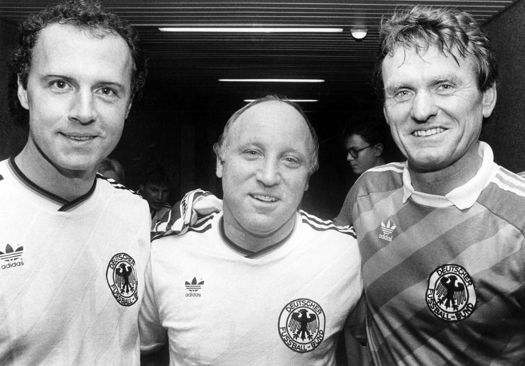 Uwe Seeler (r) und Franz Beckenbauer an Seelers 50. Geburtstag in den Trikots des DFB-Teams.