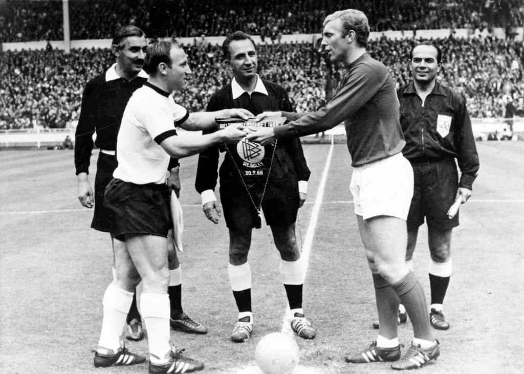 Uwe Seeler (l) und Englands Kapitän Bobby Moore vor dem WM-Finale 1966 in Wembley.