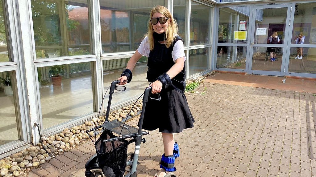 Alterssimulation bei den Maltesern in Magdeburg: Volksstimme-Volontärin Romy Bergmann trägt den Simulationsanzug und fährt zusätzlich einen Rollator.