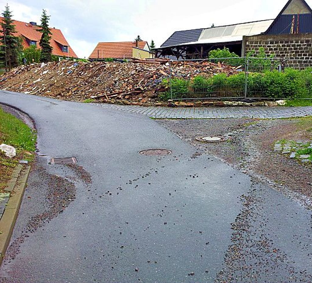 Nach dem Abriss des Hauses in Bräunrode 2014 blieb der Schuttberg liegen.