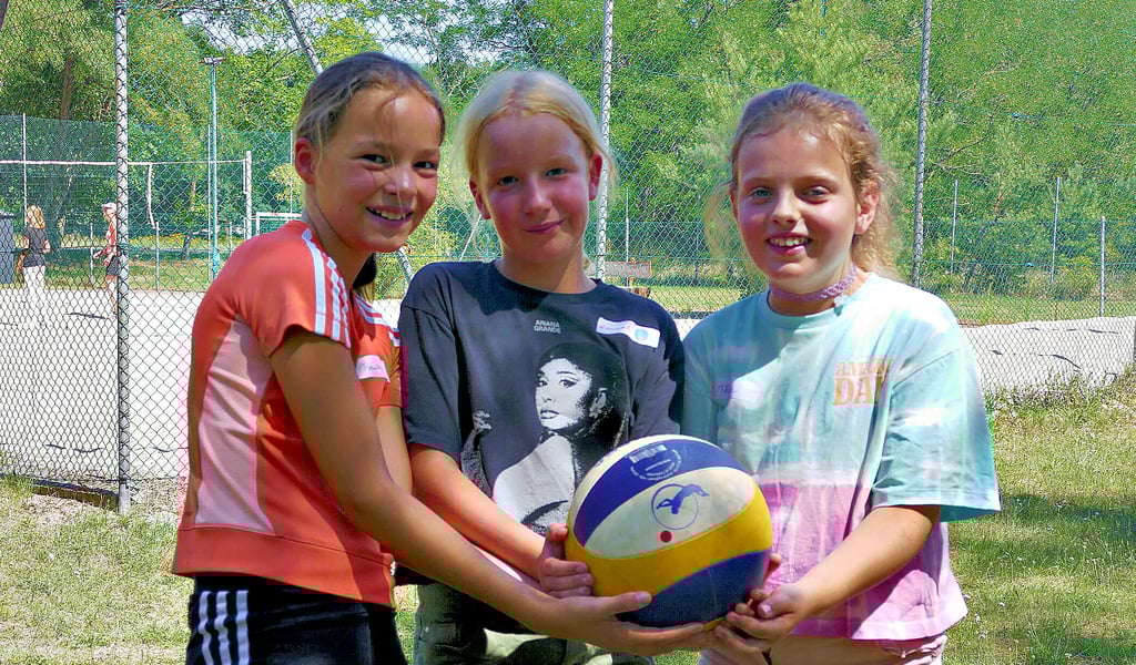 Paula, Hannah und Thorke (von links) spielen lieber im kühlen Schatten Volleyball an ihrem zweiten Tag der Ferienwerkstatt, den sie beim Annaburger Bürgerschützenverein und dem „Neuhäuser hinter dem Neugraben e.V.“ verbringen.