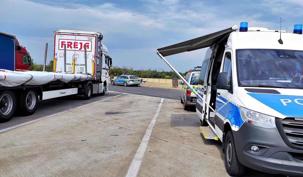 Die Polizei am Parkplatz Kliekener Aue, wo Lkw, Busse und Schwerlastfahrzeuge überprüft wurden.