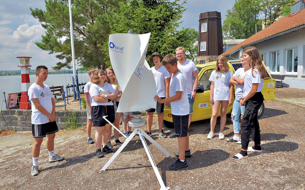 Als Anschauungsobjekt für die Teilnehmer des Sommercamps wurde eine kleine Windkraftanlage der Firma Wolf Energy aufgebaut.