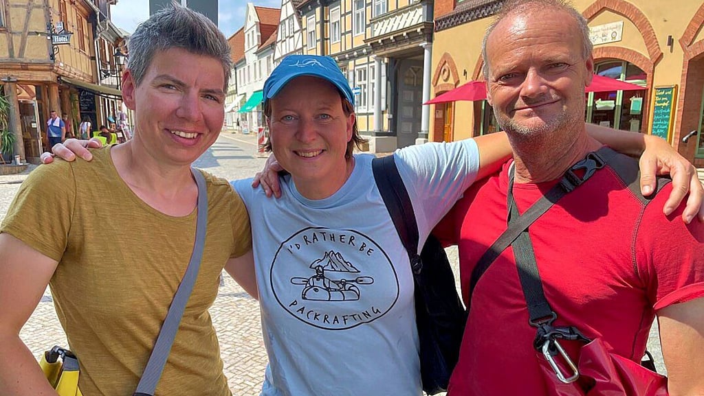 Die Urlauber Nicole Könnecke, Katja Trommler und Eberhard Blumenthal legen Stop auf ihrer Paddeltour in Tangermünde ein.