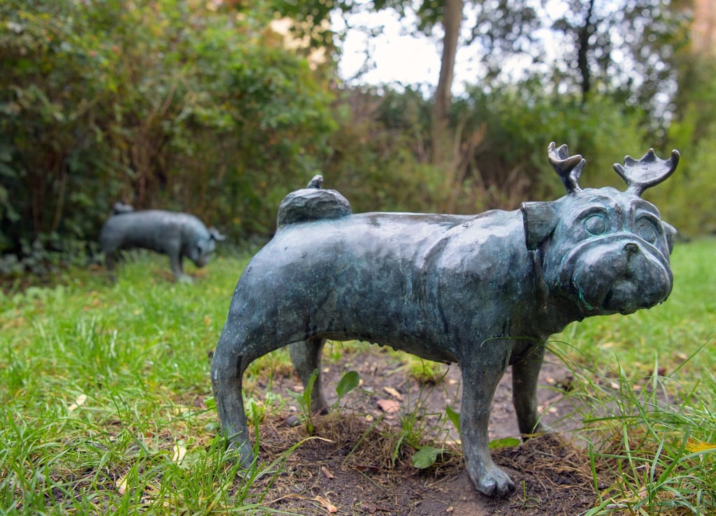 Eine gestohlene Mops-Figur.