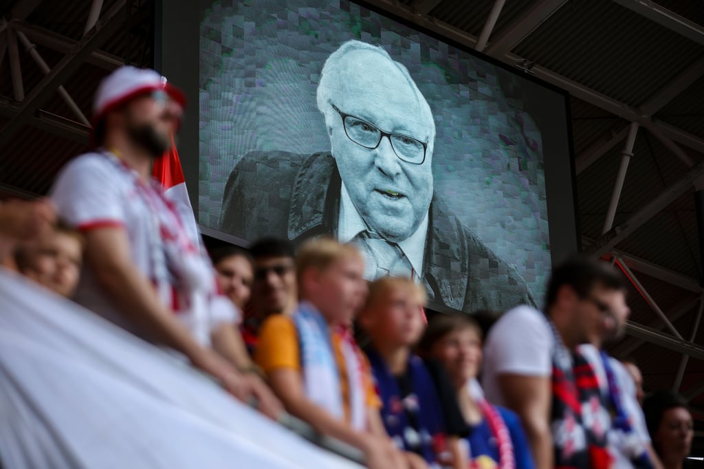 Trauer um Uwe Seeler, der Anfang der 1990er-Jahre in Kalbe zu Gast war. Am Donnerstag verstarb die Fußball-Legende. Noch am selben Tag trauern zahlreiche Fans, wie etwa beim Testspiel RB Leipzig - FC Liverpool in der Red-Bull-Arena. Die Zuschauer und Spieler gedenken Uwe Seeler, der auf eine Videotafel zu sehen ist.