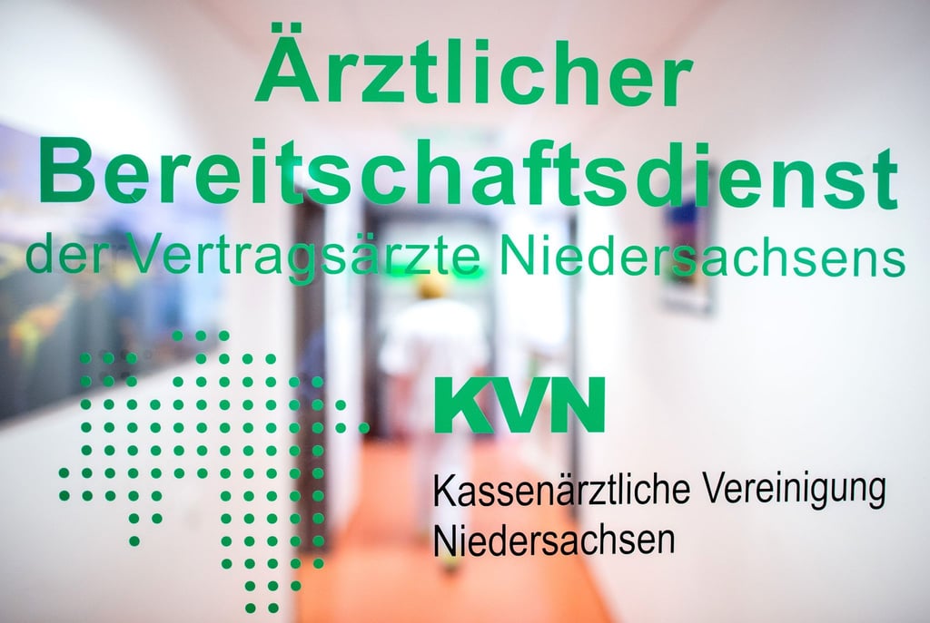 Die Aufschrift „Ärztlicher Bereitschaftsdienst“ steht auf einer Glastür.