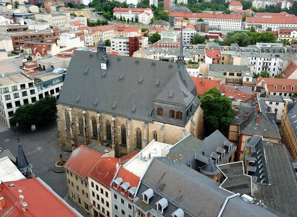 Blick auf die Ulrichskrche in der Innenstadt von Halle - im Innenhof sind am Wochenende Puppenspieler zu Gange.