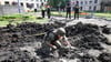 Charkiw: Eine Polizistin sucht nach den Splittern einer russischen Granate, die auf dem Gelände einer akademischen Einrichtung im Nordosten der Ukraine eingeschlagen ist.&nbsp;