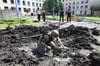 Charkiw: Eine Polizistin sucht nach den Splittern einer russischen Granate, die auf dem Gelände einer akademischen Einrichtung im Nordosten der Ukraine eingeschlagen ist. 