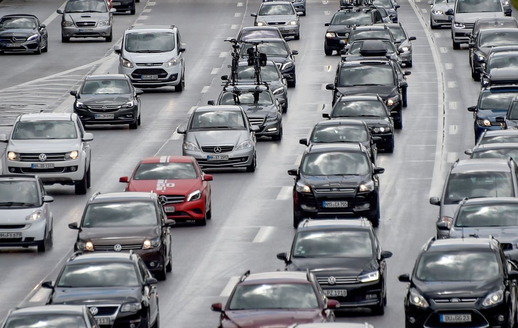 Ein langer Stau hat sich auf der Autobahn A7 hinter dem Elbtunnel. (Archivbild)