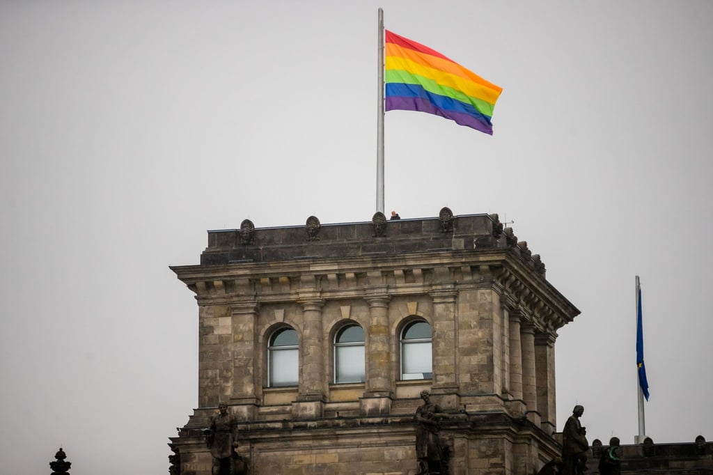 Die Regenbogenfahne wird auf dem Südwestturm des Reichstagsgebäudes gehisst.