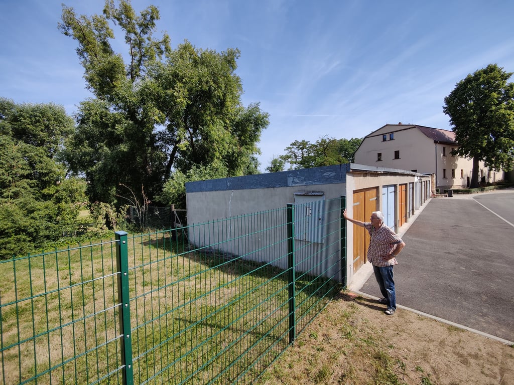 Jürgen Vogel steht am Garagenkomplex im Lützener Ortsteil Göthewitz. Ein Zaun versperrt den Weg hinter seine Garage.