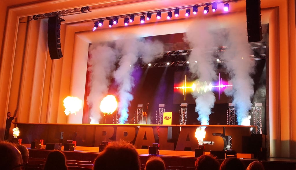 Clubatmosphäre mit Pyrotechnik und Technomusik - so begann die Gedenkfeier für Matthias Goßler im Bitterfelder Kulturpalast.