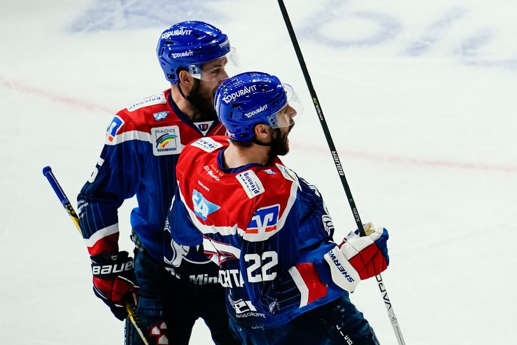 Bleibt bis 2025 in Mannheim: Matthias Plachta (r).