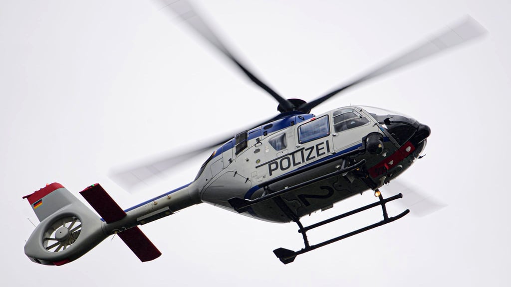 Bei der Suche nach einer orientierungslosen Frau aus Nachterstedt kam auch ein Polizeihubschrauber zum Einsatz.