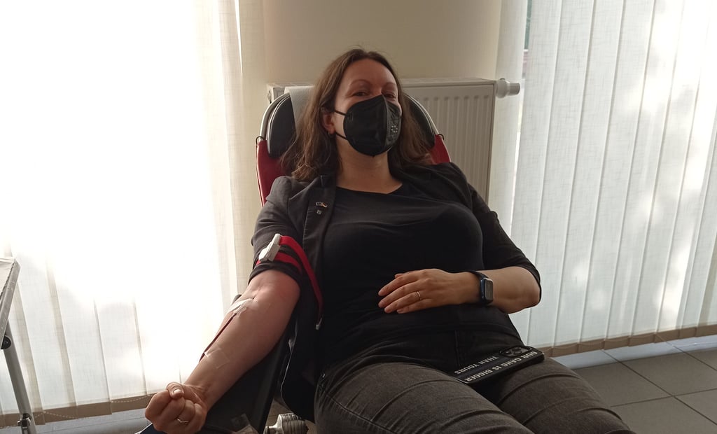 Die Europaabgeordnete Karolin Braunsberger-Reinold bei der Blutspende im Ortsgemeinschaftshaus in Biederitz.